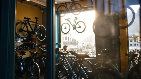 Comparatif des tarifs et choix de vélos électriques à Annecy